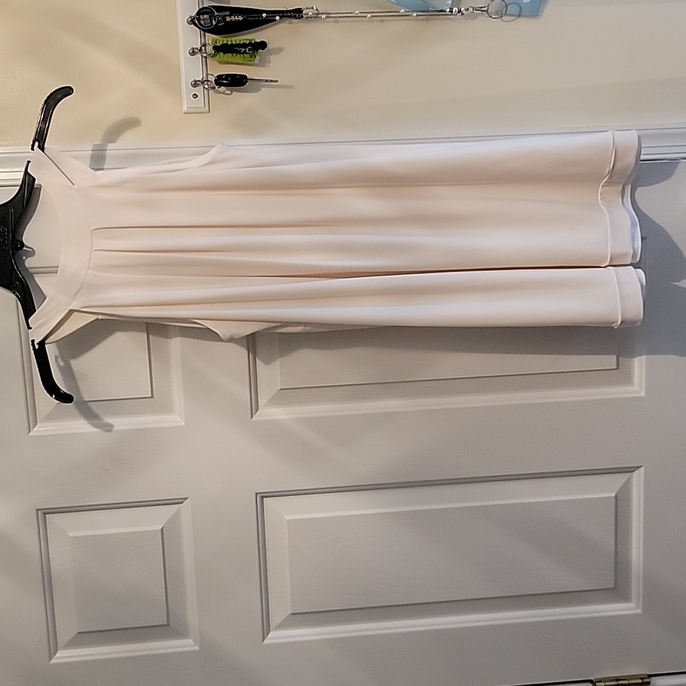 Gorgeous cream and gold dress. Size 5 PRICE DROP! - Picture 3 of 6